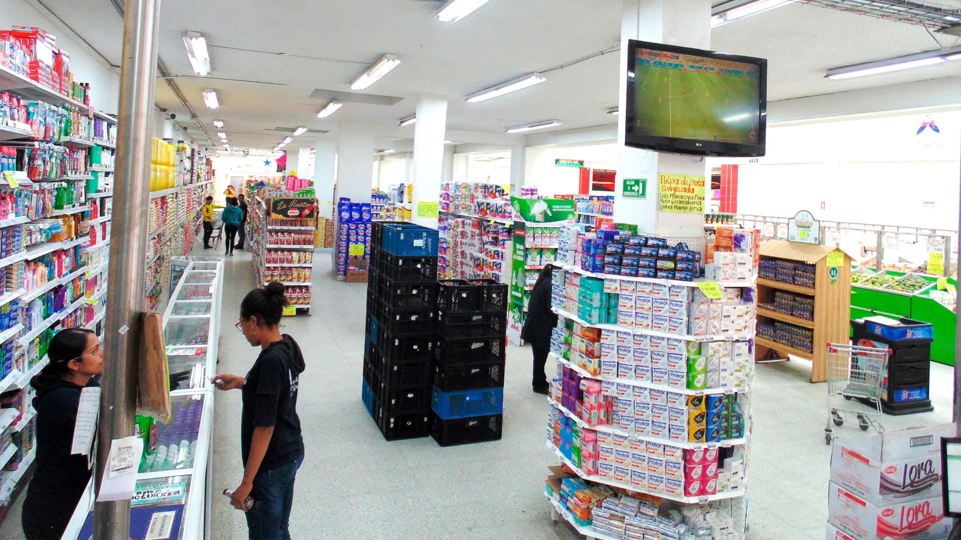 Instalaciones del Supermercado Caviri sección de aseo